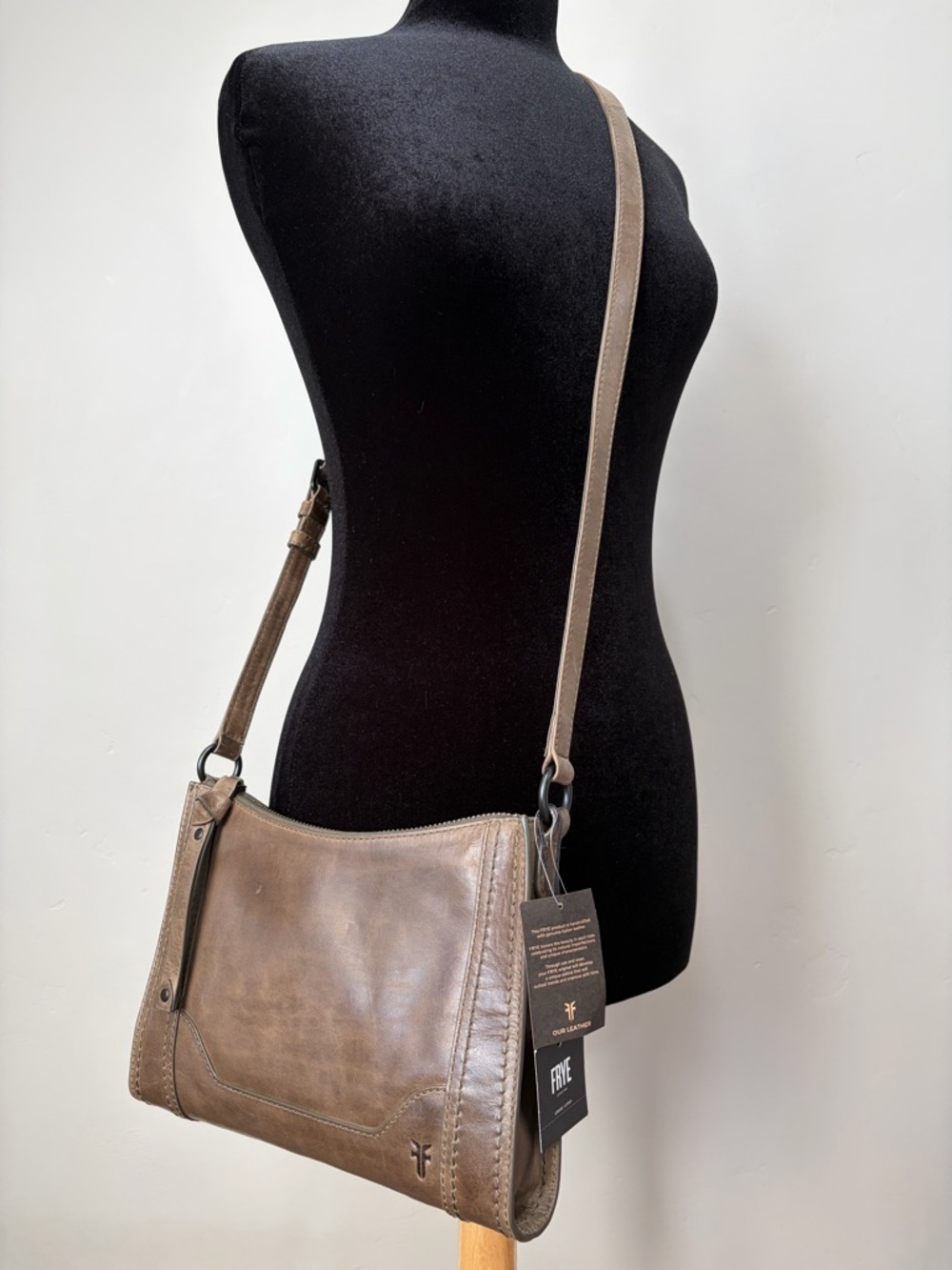 NWT FRYE Melissa Zip Adjustable Strap Leather Crossbody + Dust Bag - Picture 3 of 16